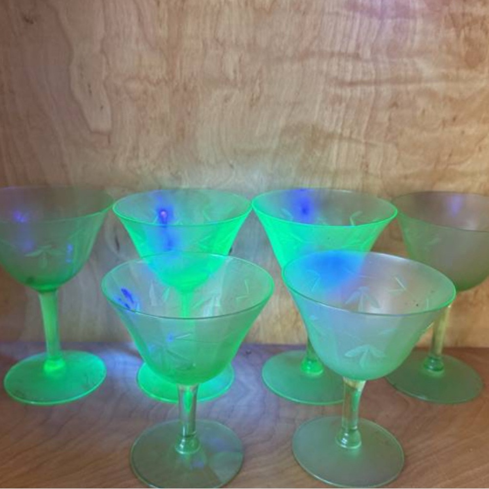 1920'S - 1930'S VINTAGE URANIUM GLASS COCKTAIL GLASSES